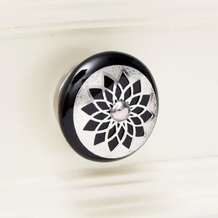 Black Strewn Flat Knob